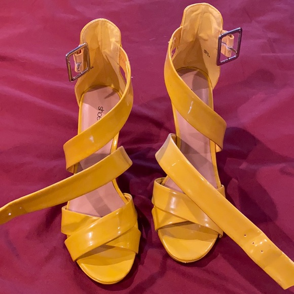 Worn once - Picture 1 of 3